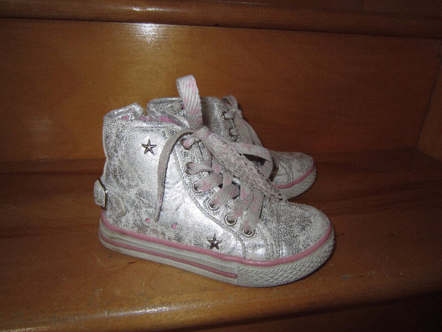 Chaussures pour fille gr. 27 EUR dans Articles multiples  à Longueuil/Rive Sud - Image 2