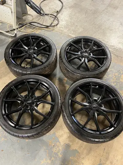 RIMS ARE BASICALLY LIKE NEW WITHOUT ANY CURB RASH. MICHELIN PILOT SUPER SPORTS 235/35/ZR19. ALMOST N...
