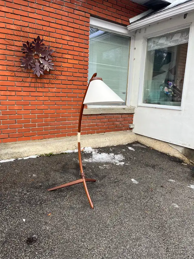 Lampe sur pied vintage en teck danois MCM Teak Bow Arc Lamp in Indoor Lighting & Fans in City of Montréal - Image 10