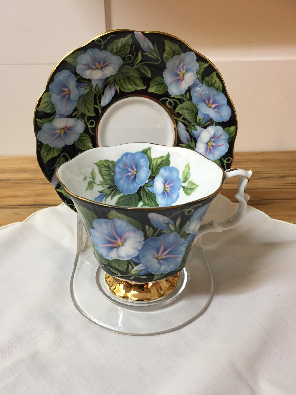 Tasses de fine porcelaine dans Art et objets de collection  à Ville de Montréal