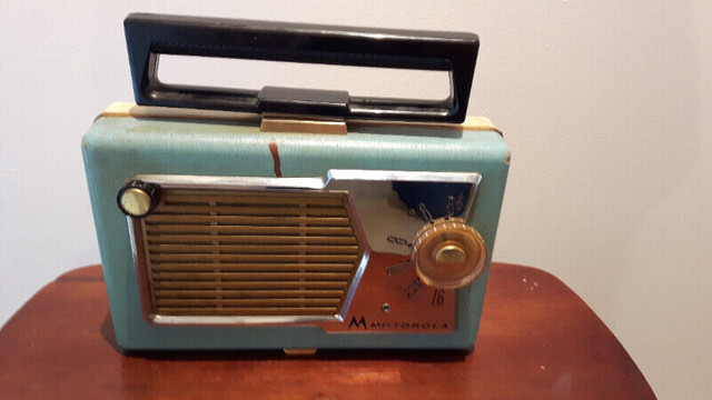 Vintage 1950's MOTOROLA Portable Tube AM Radio 56M1 Roto-Tenna in Arts & Collectibles in Vancouver - Image 2