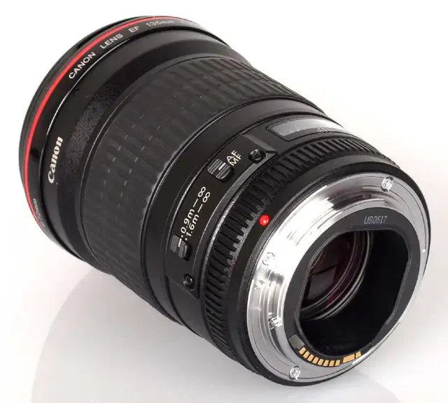 Canon EF 135mm f/2L USM 10/10 with hood and box like new! in Cameras & Camcorders in City of Toronto - Image 3