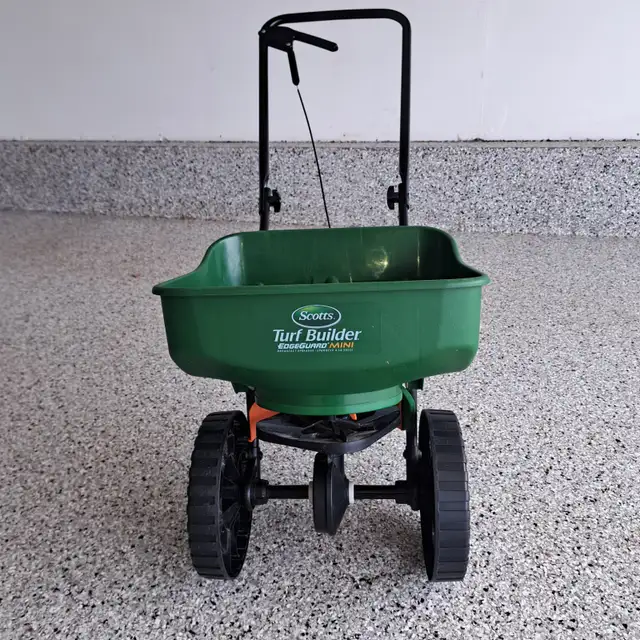 Scotts Mini Turf Builder Mini Spreader459620416393717760