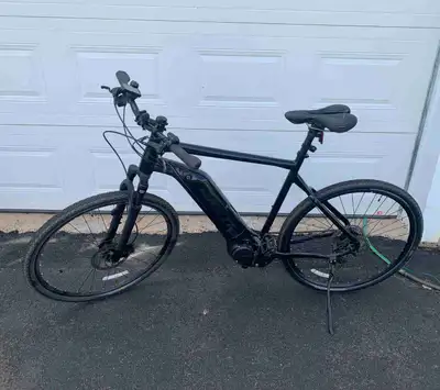2022 Giant roam E+ ebike. Barely used with better seat and bike computer. ROAM E+ Choose a route, an...