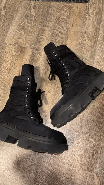 - Worn a few times, like new. - Price reflects authenticity, and is firm. - Size 42 EU fits 9 US Men...