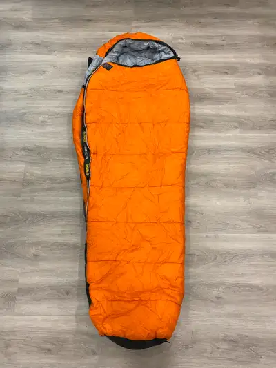 Sac junior Marque: Asolo Picolo Température recommandée: 20 degrés farenheit Doublure en polyester T...