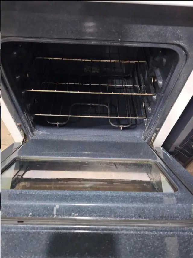 Apartment Size Frigidaire 24" White Electric Coil Top Stove Oven in Stoves, Ovens & Ranges in Hamilton - Image 4