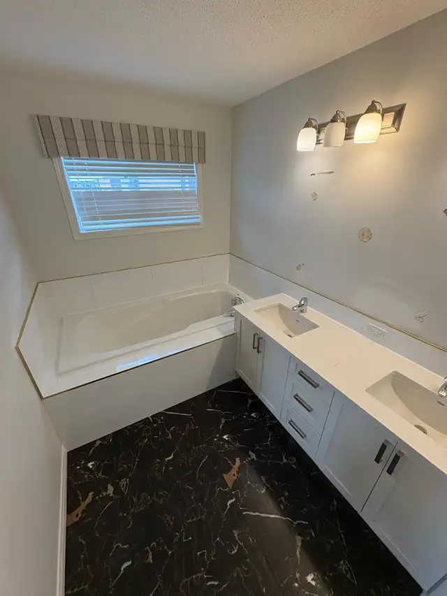 Flooring installation professional 64037116222721124