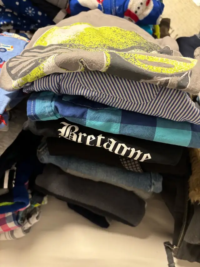 Lot de vêtements (plusieurs tailles 2-8 ans pour garçon) in Kids & Youth in Laval / North Shore - Image 4