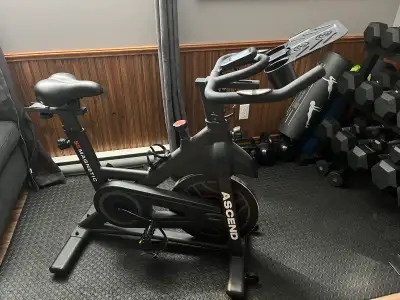 Vélo stationnaire Ascend – presque neuf, View more