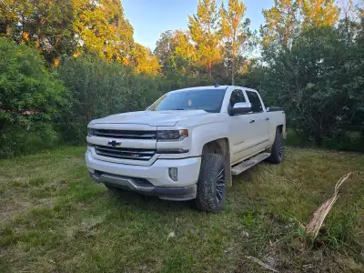 2017 chev silverado Ltz z71 off road package 4x4. Leather seats, comand start, led lights,Been a goo...