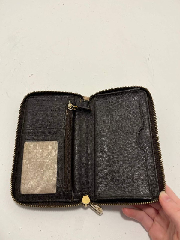 Michael Kors Wallet: in Women's - Bags & Wallets in City of Toronto - Image 3