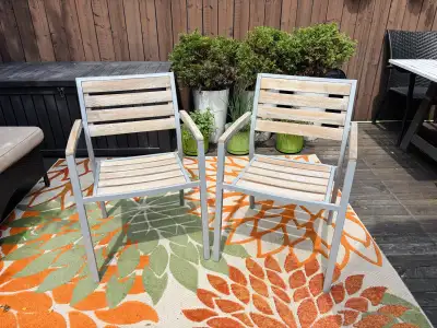 Deux chaises de patio, jardin, terrasse, balcon En aluminium et bois En parfaite condition 80$ chaqu...