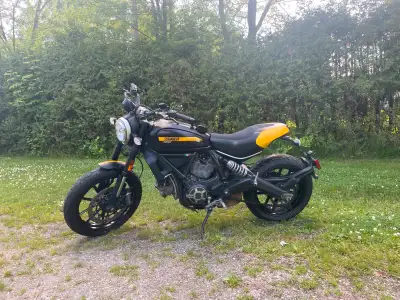 Ducati scrambler 800, modèle full throttle. 26700km. Acc. ajoutés: poignées chauffantes, miroirs cus...