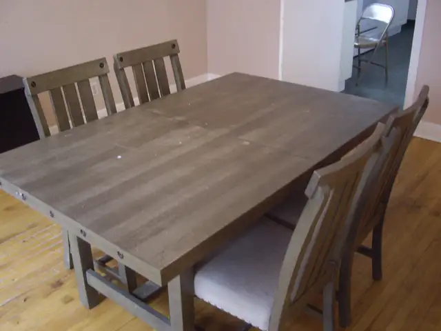 Heavy, sturdy, solid wood dining room table with 4 chairs - $99 in Dining Tables & Sets in City of Montréal - Image 3