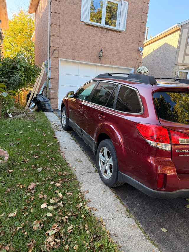2011 Subaru outback in Cars & Trucks in Markham / York Region - Image 3