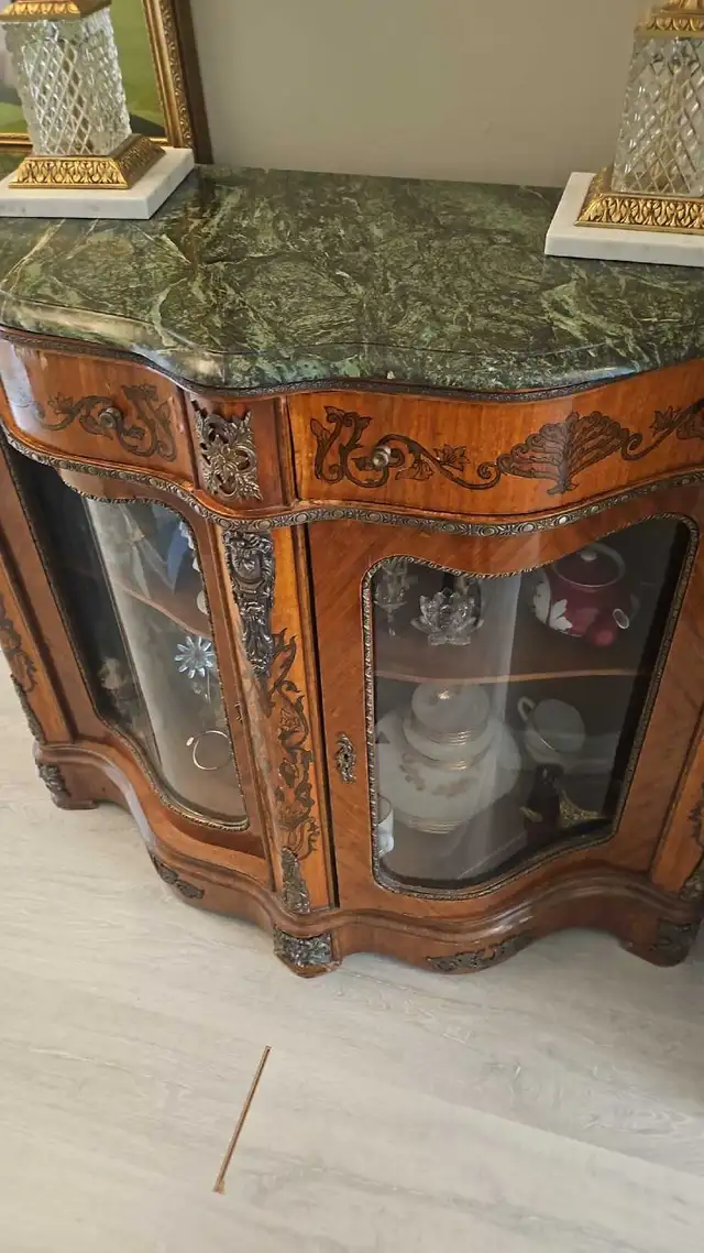 Antique French Style Display Cabinet in Hutches & Display Cabinets in Markham / York Region - Image 2