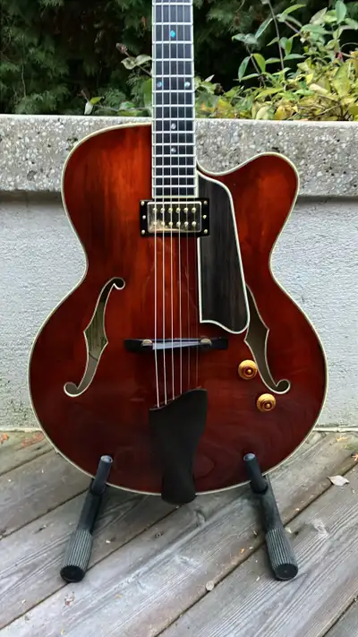 Near mint 2006. Outstanding curly maple back. Hand carved spruce top. Kent Armstrong pickup. Ebony f...