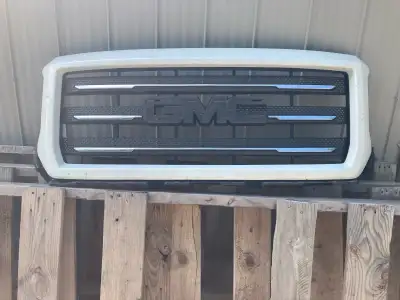 2014-2018 GMC Serra front grill Small crack in the front (last picture) Otherwise fine ~$700 new Mes...