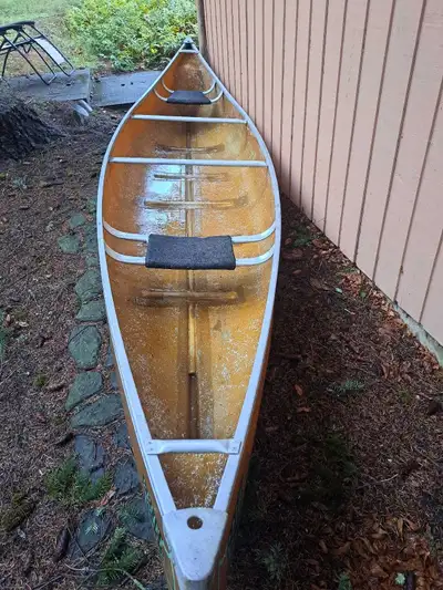 16 ' Scott kevlar canoe. Very good condition. The hull only will be painted green. 53 lbs. 940 lbs c...