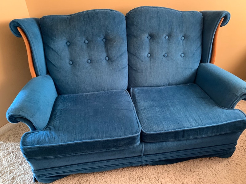 Comfy loveseat Couches & Futons Saskatoon Kijiji