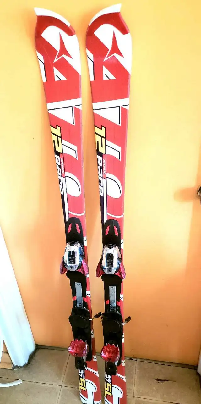 Skis alpin  atomic race 12 SL. Taille 137 CM. in Ski in City of Montréal - Image 5