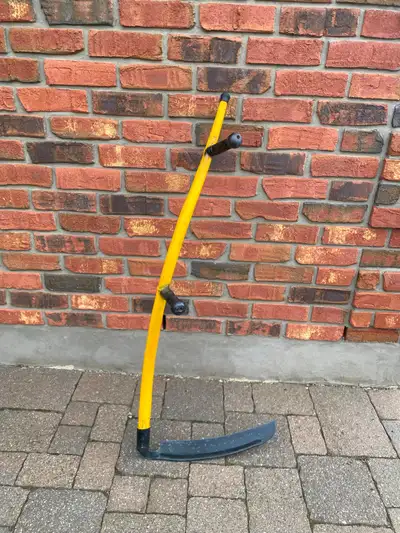 Scythe. Heavy Duty Professional Tool. Excellent condition.