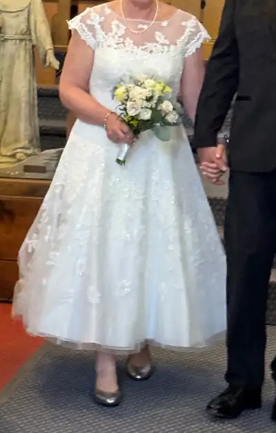 Oleg Cassini wedding dress style CMK513 in size 12. Ivory colour, tea-length silhouette with cap sle...