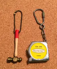 2 porte-clés (ruban à mesurer 1 m - 3 ft et marteau bois et fer)