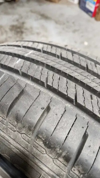 A single Motomaster Hydra Edge Tour all season tire. 225/65R17. Excellent condition, bought in summe...