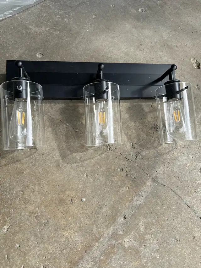 bathroom light  in Indoor Lighting & Fans in Mississauga / Peel Region - Image 2