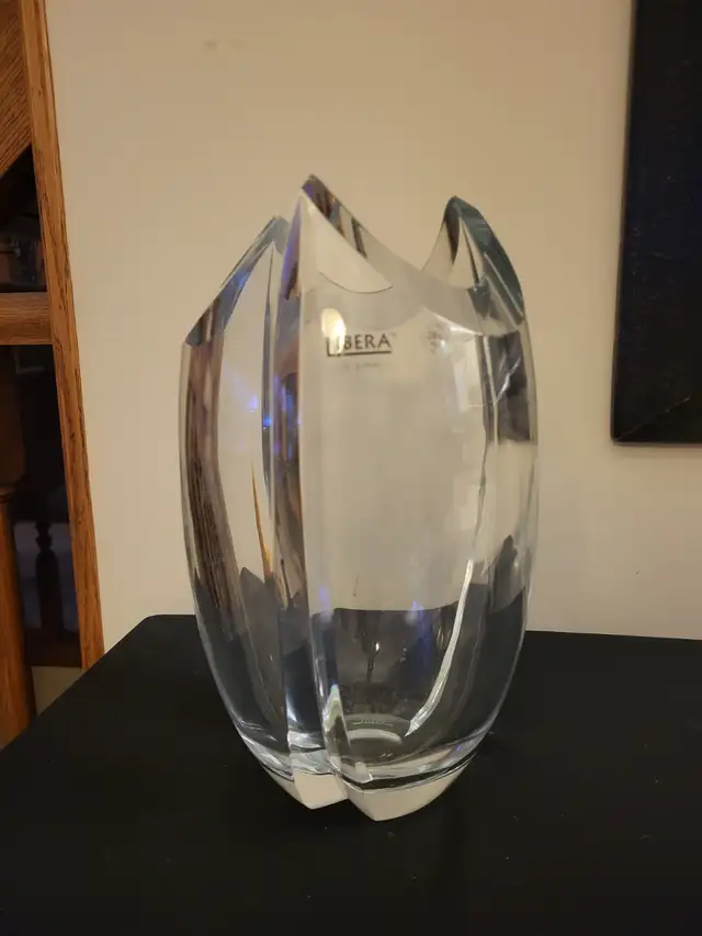 VERY HEAVY VINTAGE 24% LEAD CRYSTAL VASE BY LIBERA FROM CZECH. in Home Décor & Accents in Edmonton - Image 4