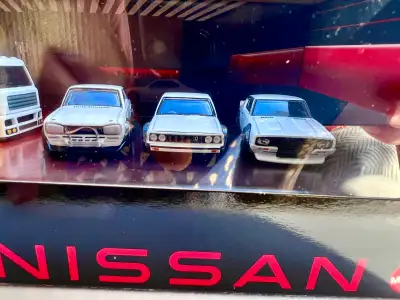 Hot Wheels Premium White Nissan Skyline GT-R Box Set Diaroma