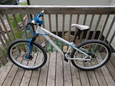 KHS DJ-50 Medium Size Frame 26inch Tires. Used but good working condition. 16-speed SRAM. Seat/Saddl...
