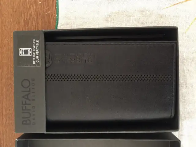BUFFALO DAVID BITTON MEN'S WALLET WITH SMART PHONE STORAGE in Men's in Downtown-West End - Image 6