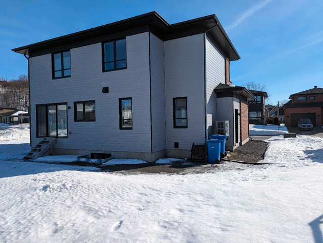 Maison avec garage et terrain à aménager dans Maisons à vendre  à Ville de Québec - Image 2