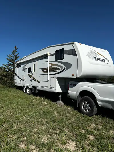 2008 30.5ft Sleeps 10 This trailer is immaculate and has been well cared for! No leaks or water dama...