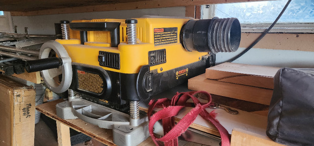 DEWALT 13-inch Three Knife Two Speed Thickness Planer in Power Tools in Edmonton - Image 2
