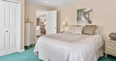 Small 1-Bedroom – Top Floor, Front of House with Lakeview Cozy and bright small one-bedroom suite lo...