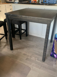 Pub Height Table and 2 stools 