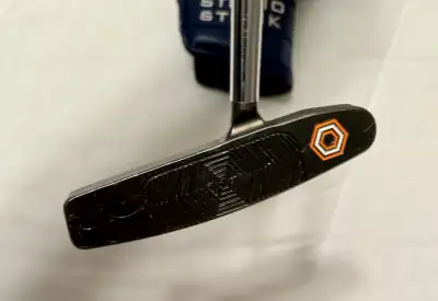 Like new Centre Shafted Studio Stock 12. This model is no longer available and has the unique rainbo...