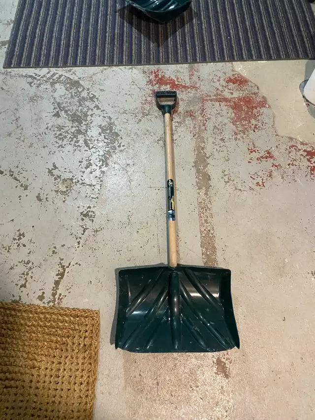 3  snow shovels to choose from in Snowblowers in Windsor Region - Image 4