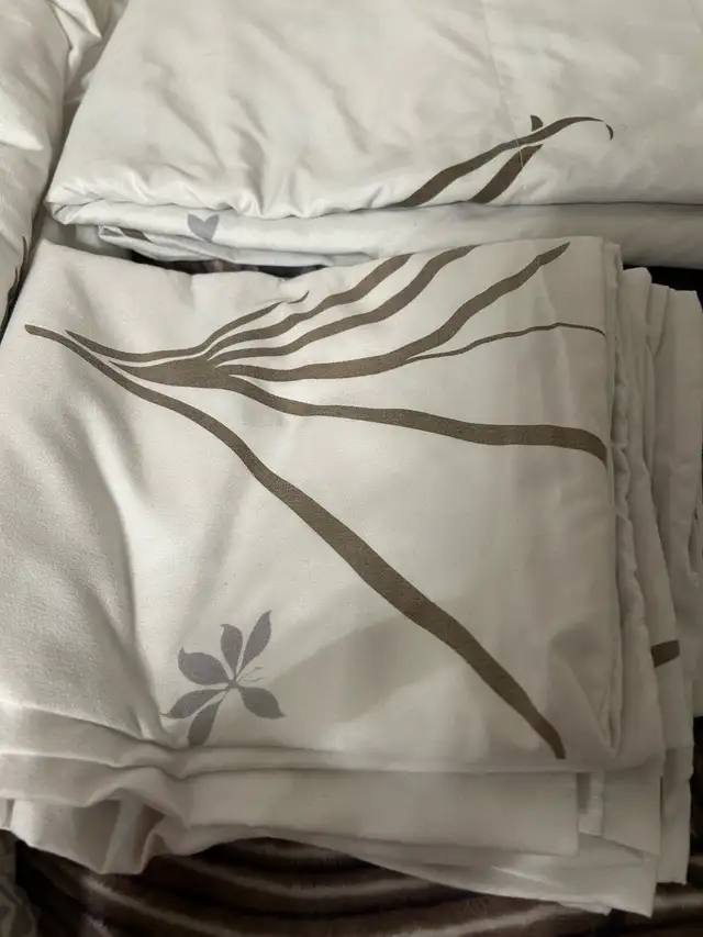 White Floral and Leaf Pattern bedding set (Queen size) in Bedding in Mississauga / Peel Region - Image 5
