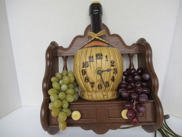 Vintage Spartus Chianti Bottle Electric Wall Clock: Works in Arts & Collectibles in Sudbury