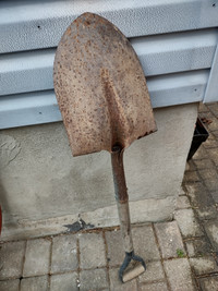 Garden Spade Shovel 38 inches long and in good condition.