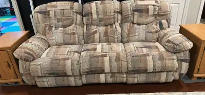 This pre-loved La-Z-Boy sofa offers exceptional comfort and relaxation, featuring two built-in recli...