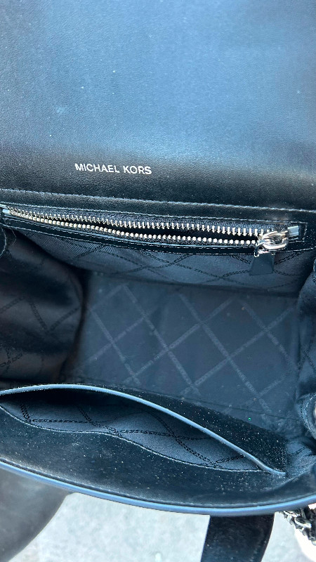 Michael K***s purse in Women's - Bags & Wallets in Oshawa / Durham Region - Image 2