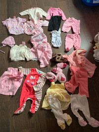Linges vêtements  pour bébé  fille de 0 à 3 mois