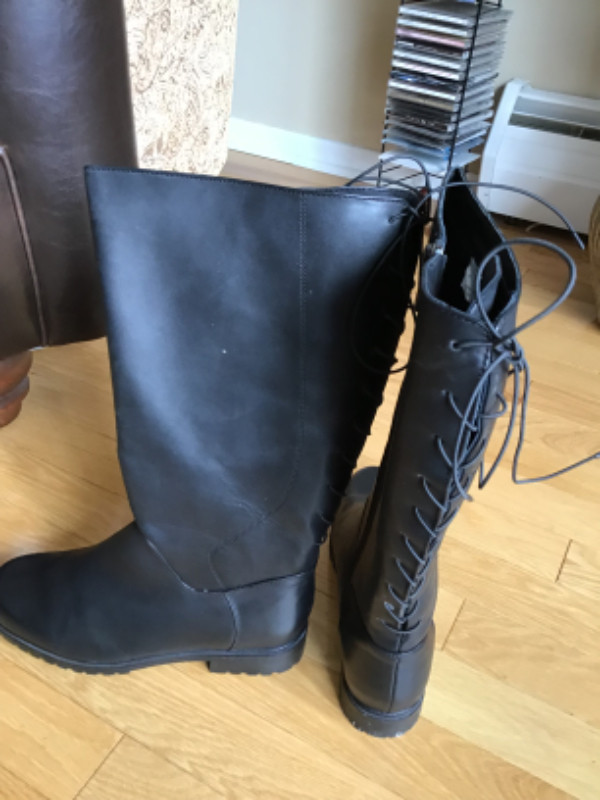 Botte d’hiver ,neuve, noire gr 9 pour mollet fort dans Femmes - Chaussures  à Sherbrooke