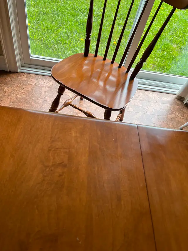 Vilas rock maple dining table and six chairs in Dining Tables & Sets in Moncton - Image 4